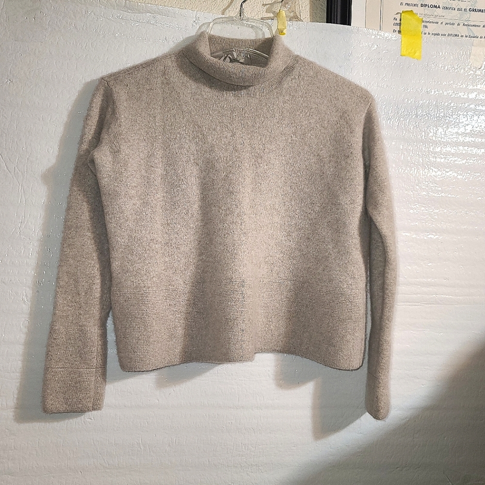 Everlane The Cashmere Square Turtleneck Sweater - Picture 4 of 9